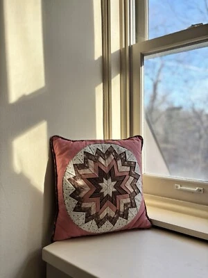 Cojín acolchado patchwork vintage hecho a mano rosa y marrón Foto 1 de 3