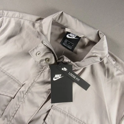 Chaqueta Nike Para Mujer Gris Medio Frontal A Presión Multi Bolsillo Cremallera Completa Utilidad Swoosh Foto 1 de 4