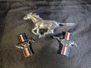 Vintage Ford Mustang grill emblems - set of 3 horse grill emblems - Picture 1 of 8