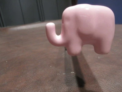 MW.A277M: MANGO DE ELEFANTE ROSA DE CERÁMICA VINTAGE EN BASTÓN DE CENIZA Foto 1 de 4