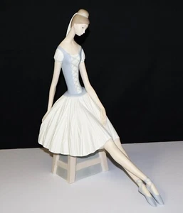 "Estatuilla mate Lladro Nao bailarina grande sentada 13,5"" de Salvadore Furio - Como nueva" - Imagen 1 de 7