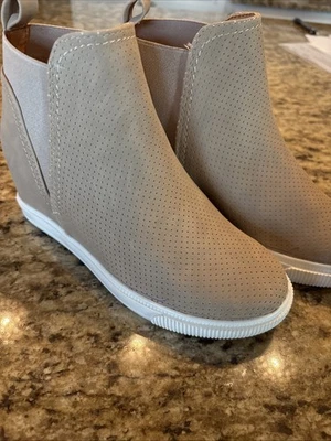 DV by Dolce Vita Taupe Gamuza Kerry Oculto Cuña Botines Tenis, talla 7.5 Foto 1 de 4