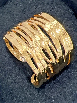 Brazalete Kenneth Jay Lane Tono Dorado Onda Foto 1 de 4