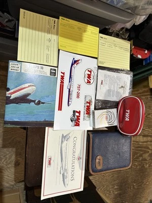 De colección TWA AIRLINES Coleccionables Souvenirs Papelería, Juego de aseo, Pin, Memorandos🔥 Foto 1 de 4