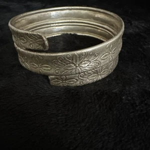 Pulsera envolvente vintage tono plata - Imagen 1 de 8