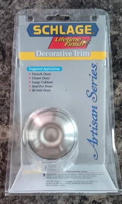 Perilla de puerta residencial serie artesanal Schlage F170V GEO 619 níquel satinado Foto 1 de 2