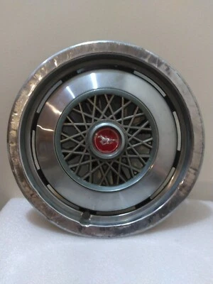 De colección Ford Mustang II Original 1974-1978 13" Tapacubos Cubierta de Rueda Colgador de Pared Foto 1 de 4