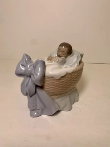 Lladro Ein neuer Schatz (Junge) #6976 Baby im Stubenwagen wird nicht mehr produziert - Bild 1 von 8
