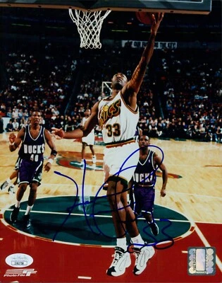 Foto brillante firmada por Hersey Hawkins Seattle Supersonics 8x10 autenticada por JSA Foto 1 de 2
