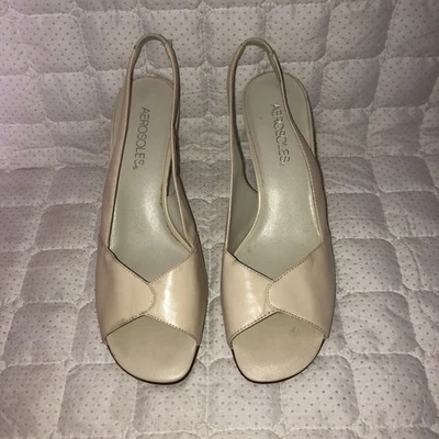 Bombas femininas What'sWhat by Aerosoles couro creme salto 3" biqueira aberta - Imagem 1 de 4