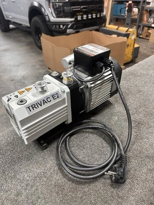 Bomba de vacío de paletas rotativas Oerlikon Leybold TRIVAC 230 V 1 PH Foto 1 de 4