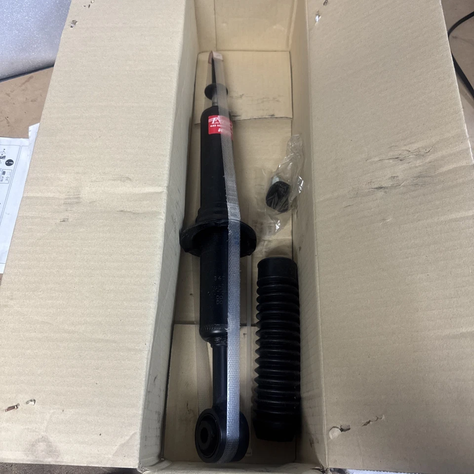 KYB Front Left Right Shock Absorbers Toyota FJ Cruiser 4RUNNER GX460 2010- 2024 Foto 1 de 2