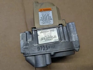 Original Carrier Bryant Furnace Gas Valve EF32CB207, VR8200H2002 - Picture 1 of 8