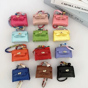 Neu Mini Designer Stil kleiner Taschenanhänger Anhänger Schlüsselanhänger mit Schal süß Geschenk - Bild 1 von 35