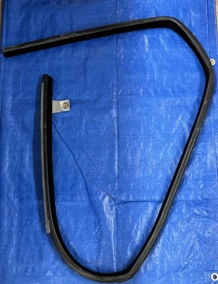 Новый оригинальный производитель 1999-2003 Ford Windstar передняя дверь запустить канал справа 1F2Z 1621546 AA - Изображение 1 из 2