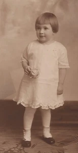 Vestido de encaje con flores de estudio retrato de niña de los años 20 - Imagen 1 de 3