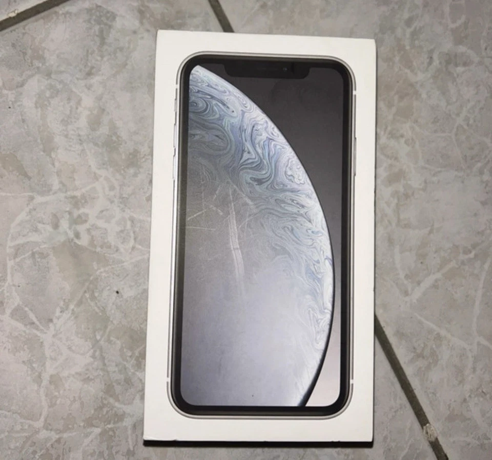 Apple iPhone XR - 64GB - White (unlocked) a crack behind but it work perfectly - Immagine 1 di 4
