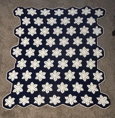 "Manta de copo de nieve tejida a mano azul marino y blanco 50"" x 60""" Foto 1 de 4