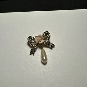 1928 (Brand) Pink Rose Ceramic Flower Faux Pearl Dangle Gold Tone Brooch Pin - Picture 1 of 7