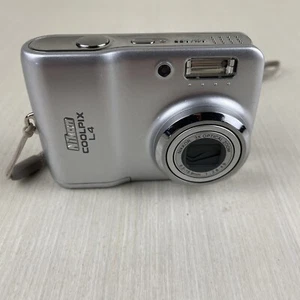 Nikon COOLPIX L4 4.0 MP Digital Camera - Silver For Parts Or Repair Not Working - Picture 1 of 7