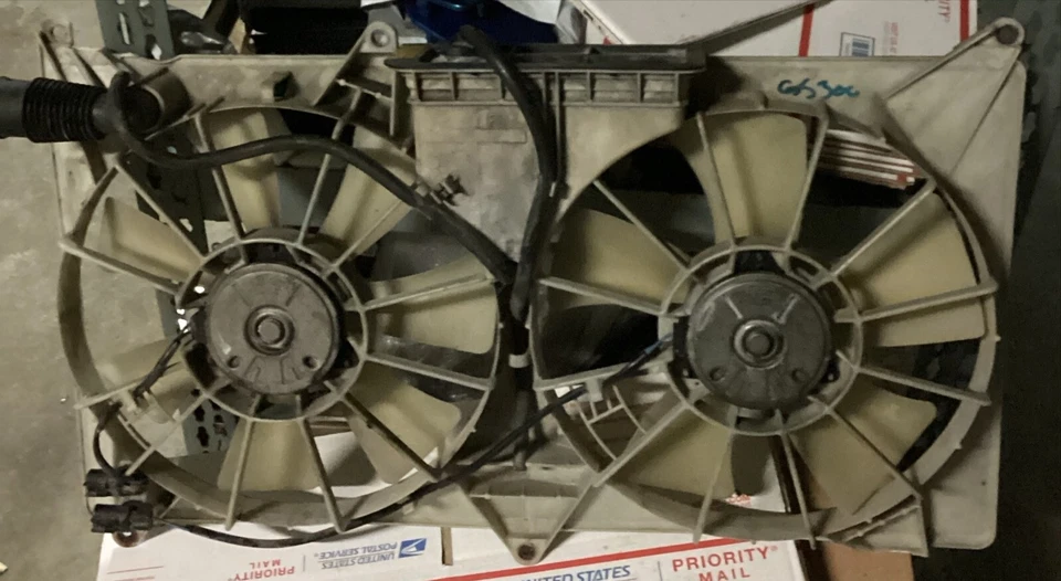 98-05 LEXUS GS300 VENTILADORES DE VENTILADOR DE REFRIGERACIÓN DEL RADIADOR CON BOTELLA DE REFRIGERANTE OEM Foto 1 de 1