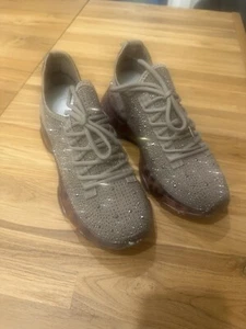 Very G Women’s Hella Sneaker NIB Size 10 Taupe - Picture 1 of 5