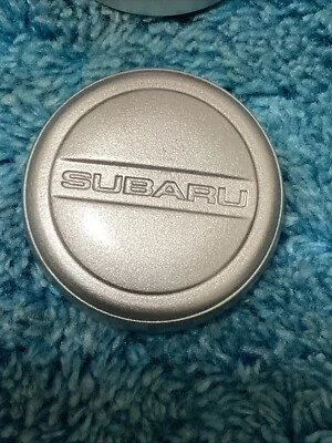 SUBARU FORESTER IMPREZA OEM TAPA CENTRAL DE RUEDA ACABADO PLATEADO 1998-2007 1 pieza Foto 1 de 3