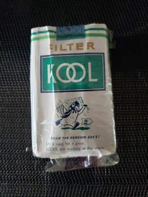 Paquete de cigarrillos Kool vacíos vintage con logotipo de pingüino Foto 1 de 4