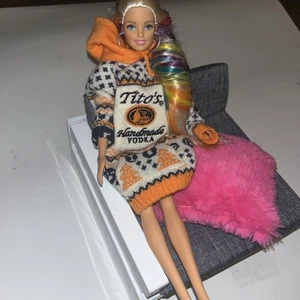 Barbie RAINBOW SPARKLE HAIR Tito Sudadera con Capucha Muñeca con Pendientes con Muebles - Imagen 1 de 6