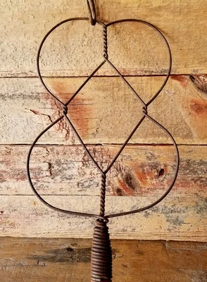 Старинный ПРОВОЛОЧНЫЙ инструмент для ВЗБИВАНИЯ КОВРОВ с красной деревянной ручкой 28 дюймов примитивный фермерский дом - Изображение 1 из 4