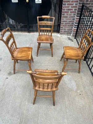 Juego de 4 encantadoras sillas inferiores de tablones de arce de campo Foto 1 de 4