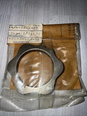 NOS YAMAHA IT400, IT425, IT250, YZ400, YZ250 PLACA DE TAPÓN PARTE # 2K7-18141-00-00 Foto 1 de 2