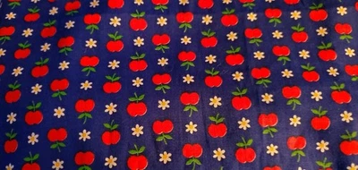 Tela de algodón vintage cereza/manzana en azul marino BTHY costura acolchado manualidades Foto 1 de 3