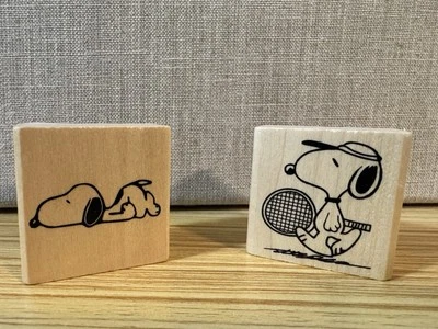 (Juego de 2) Sello de goma montado en madera Peanuts Snoopy & Snoopy con raqueta - NUEVO Foto 1 de 4