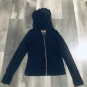 Kleiner schwarzer Hoodie mit Reißverschluss der Marke Chin Up  - Bild 1 von 5