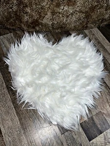 Herzförmiger Teppich Faux Zimmer Flauschiger Teppich Herzform Türmatte Zimmer Weiß 15 Zoll - Bild 1 von 2