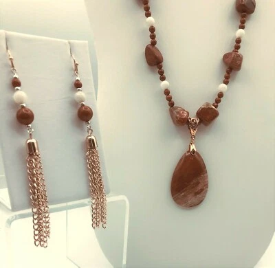 HECHO A MANO Impresionante COLLAR ROJO PIEL SERPIENTE JASPE Cuentas CONJUNTO Pendientes Largo Foto 1 de 4