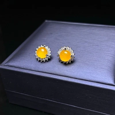 Aretes de plata de ley con halo de diamantes de jadeíta amarilla natural Foto 1 de 4