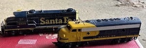 2 Santa Fe Trains Athearn F7A HO scale + Engine 5628 - Picture 1 of 7