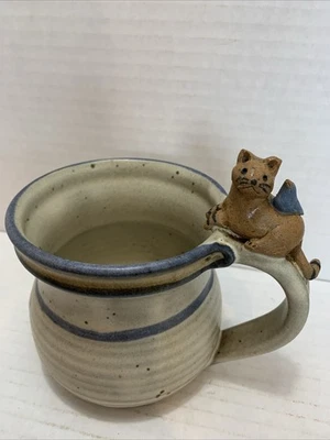 Taza de café de cerámica artística de estudio hecha a mano con estatuilla de gato y pájaro en mango 3D Foto 1 de 4