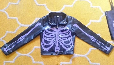 Jaqueta de couro sintético e bolsa de doces Spirit Halloween XL esqueleto rebelde feminino - Imagem 1 de 4