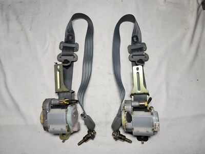 2003 - 2007 Honda Pilot Drivers & Passengers Front Seat Belts (OEM) Gray  - Imagem 1 de 4