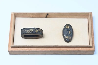Fuchi Kashira japonés antiguo crisantemo Mumei Shakudo Nanakoji era Edo Foto 1 de 4