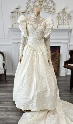 Vestido de Noiva Demetrios Vintage Anos 80 Marfim Alencon Renda Tafetá Manga Longa tamanho 10 - Imagem 1 de 4