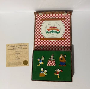 Juego de 5 prendedores Disney Mickey’s Toontown evento de reparto comercial en caja LE - Imagen 1 de 9