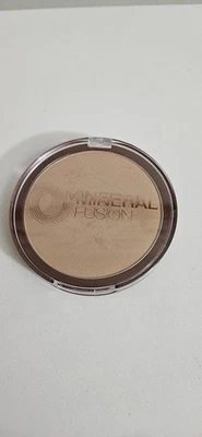 Base en polvo prensada Mineral Fusion Olive 3 0,32 oz Foto 1 de 2