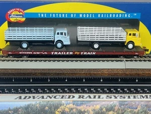 TRENO RIMORCHIO - 60 piedi FLAT CAR con 2 FORD C COE CAMION PALO scala HO NUOVO - Foto 1 di 18
