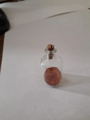 Petite bouteille pour parfum ancienne - avec pièce de one cent de 1981 - Photo 1/2