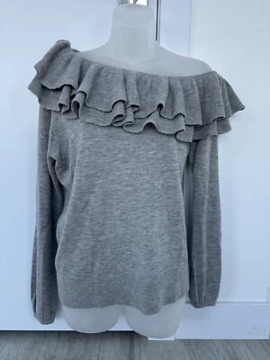 Suéter gris con volantes y hombros descubiertos de cachemir Club M para mujer usado en excelente estado Foto 1 de 4