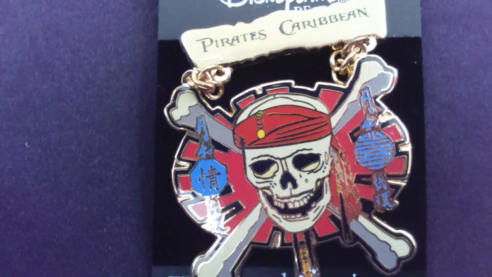 PINS RAROS DISNEY DISNEYLAND PARÍS: CALAVERA + COLGANTES PIRATAS DEL CARIBE Foto 1 de 1